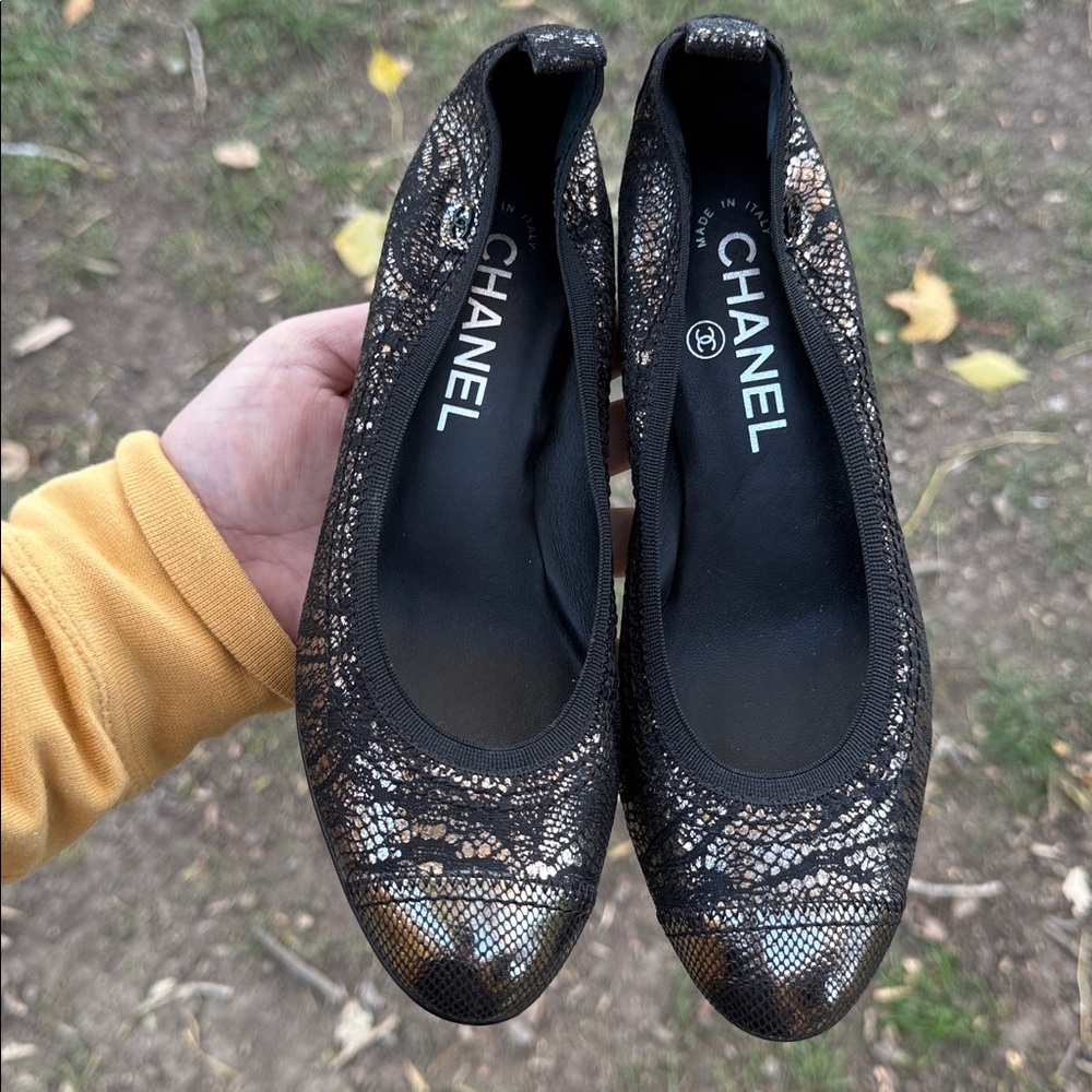 CHANEL Black and Gold Lace Heels - Picture 2 of 5